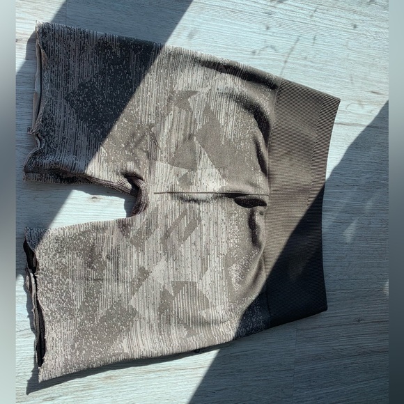 Cropped brown Gymshark shorts - Picture 2 of 2